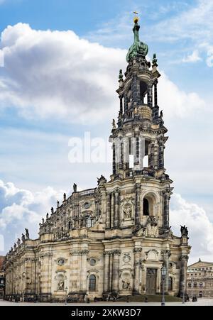 Fassade des Dresdner Doms oder der Kathedrale der Heiligen Dreifaltigkeit, katholische Kirche am Königlichen Hof Sachsen, in Deutsch-katholischer Hofkirch genannt Stockfoto