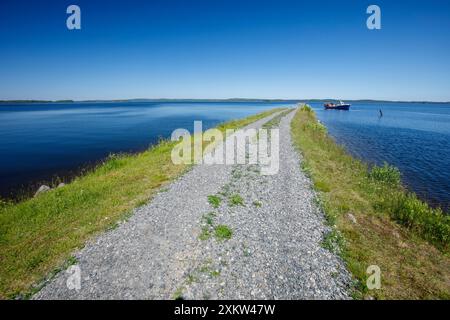 Kleiner finnischer Binnensee-Trawler, der hinter dem Seegang am See Pohjois-Konnevesi in Finnland ankert Stockfoto