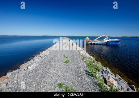 Kleiner finnischer Binnensee-Trawler, der hinter dem Seegang am See Pohjois-Konnevesi in Finnland ankert Stockfoto