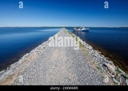 Kleiner finnischer Binnensee-Trawler, der hinter dem Seegang am See Pohjois-Konnevesi in Finnland ankert Stockfoto
