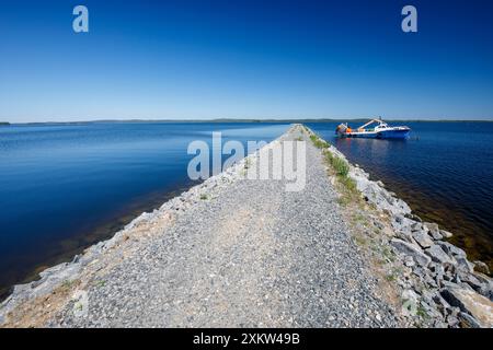 Kleiner finnischer Binnensee-Trawler, der hinter dem Seegang am See Pohjois-Konnevesi in Finnland ankert Stockfoto
