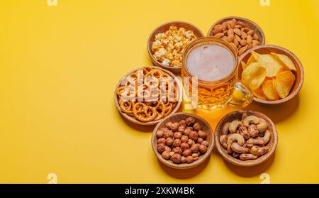 Verschiedene Bierstände: Chips, Nüsse, Brezeln. Verschiedene Optionen für die Aktualisierung mit Kopierbereich Stockfoto