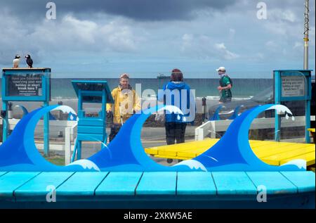 Der graue Himmel bewölkt sich über der St Brides Bay Blick von außen vom Broad Haven Café zum Strand im Sommer Pembrokeshire Wales Großbritannien Juni 2024 KATHY DEWITT Stockfoto