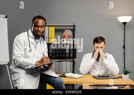 Nachdenkliche Männer Ärzte diskutieren über Gesundheitsprobleme. Kollegen treffen und diskutieren über Krankheiten ihre Patienten. Stockfoto