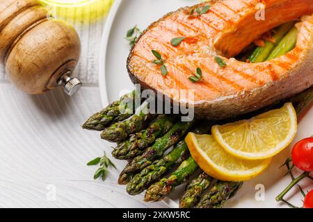 Gegrilltes Lachssteak über gegrilltem Spargel, eine köstliche und gesunde Mahlzeit Stockfoto