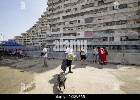 Die Bewohner der Vela Celeste di Scampia in Secondigliano warten zwei Tage nach dem Zusammenbruch einer Balustrade, bei der drei Menschen starben, auf ihre Häuser, um erstklassige Güter in ihre Häuser zu bringen Stockfoto