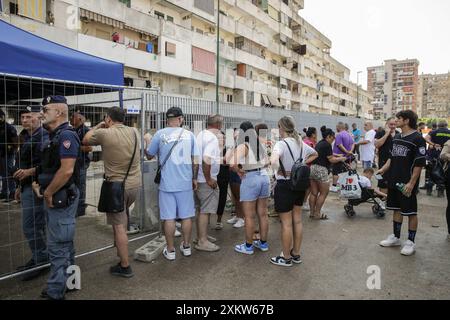 Die Bewohner der Vela Celeste di Scampia in Secondigliano warten zwei Tage nach dem Zusammenbruch einer Balustrade, bei der drei Menschen starben, auf ihre Häuser, um erstklassige Güter in ihre Häuser zu bringen Stockfoto