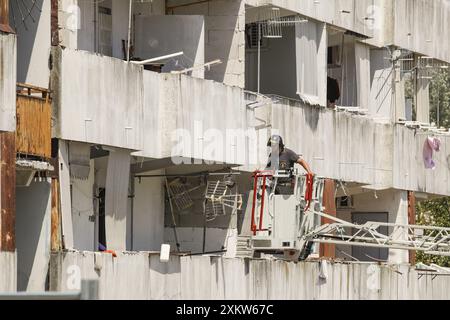 Die Bewohner der Vela Celeste di Scampia in Secondigliano warten zwei Tage nach dem Zusammenbruch einer Balustrade, bei der drei Menschen starben, auf ihre Häuser, um erstklassige Güter in ihre Häuser zu bringen Stockfoto