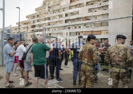 Die Bewohner der Vela Celeste di Scampia in Secondigliano warten zwei Tage nach dem Zusammenbruch einer Balustrade, bei der drei Menschen starben, auf ihre Häuser, um erstklassige Güter in ihre Häuser zu bringen Stockfoto