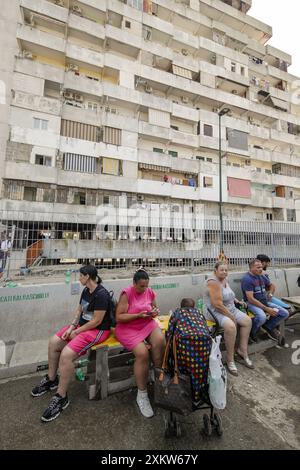 Die Bewohner der Vela Celeste di Scampia in Secondigliano warten zwei Tage nach dem Zusammenbruch einer Balustrade, bei der drei Menschen starben, auf ihre Häuser, um erstklassige Güter in ihre Häuser zu bringen Stockfoto