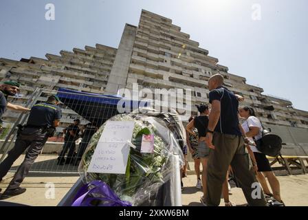 Die Bewohner der Vela Celeste di Scampia in Secondigliano warten zwei Tage nach dem Zusammenbruch einer Balustrade, bei der drei Menschen starben, auf ihre Häuser, um erstklassige Güter in ihre Häuser zu bringen Stockfoto