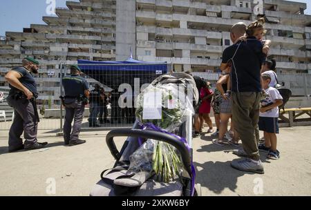 Die Bewohner der Vela Celeste di Scampia in Secondigliano warten zwei Tage nach dem Zusammenbruch einer Balustrade, bei der drei Menschen starben, auf ihre Häuser, um erstklassige Güter in ihre Häuser zu bringen Stockfoto