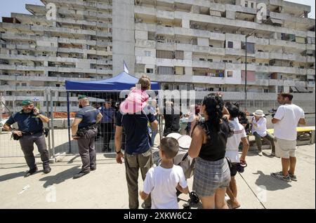 Die Bewohner der Vela Celeste di Scampia in Secondigliano warten zwei Tage nach dem Zusammenbruch einer Balustrade, bei der drei Menschen starben, auf ihre Häuser, um erstklassige Güter in ihre Häuser zu bringen Stockfoto