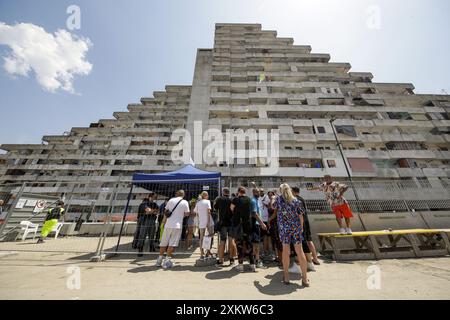 Die Bewohner der Vela Celeste di Scampia in Secondigliano warten zwei Tage nach dem Zusammenbruch einer Balustrade, bei der drei Menschen starben, auf ihre Häuser, um erstklassige Güter in ihre Häuser zu bringen Stockfoto