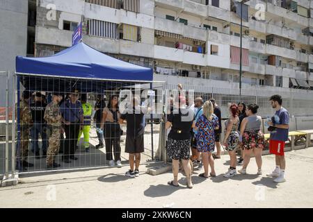 Die Bewohner der Vela Celeste di Scampia in Secondigliano warten zwei Tage nach dem Zusammenbruch einer Balustrade, bei der drei Menschen starben, auf ihre Häuser, um erstklassige Güter in ihre Häuser zu bringen Stockfoto