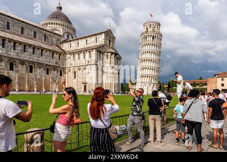 Besucher posieren für Fotos im Schiefen Turm von Pisa, dem Feld der Wunder, Pisa, Toskana, Italien. Stockfoto