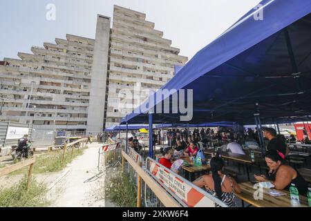 Die Bewohner der Vela Celeste di Scampia in Secondigliano warten zwei Tage nach dem Zusammenbruch einer Balustrade, bei der drei Menschen starben, auf ihre Häuser, um erstklassige Güter in ihre Häuser zu bringen Stockfoto