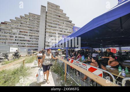 Die Bewohner der Vela Celeste di Scampia in Secondigliano warten zwei Tage nach dem Zusammenbruch einer Balustrade, bei der drei Menschen starben, auf ihre Häuser, um erstklassige Güter in ihre Häuser zu bringen Stockfoto