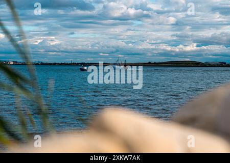 Hartlepool, atemberaubender Blick auf das Hartlepool Headland mit seinem historischen Leuchtturm, der zerklüfteten Küste und dem lebhaften Küstencharme. Stockfoto
