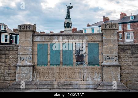 Hartlepool, atemberaubender Blick auf das Hartlepool Headland mit seinem historischen Leuchtturm, der zerklüfteten Küste und dem lebhaften Küstencharme. Stockfoto