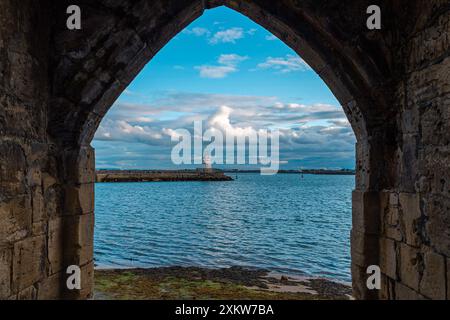 Hartlepool, atemberaubender Blick auf das Hartlepool Headland mit seinem historischen Leuchtturm, der zerklüfteten Küste und dem lebhaften Küstencharme. Stockfoto
