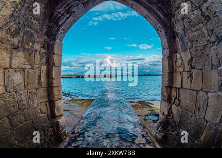 Hartlepool, atemberaubender Blick auf das Hartlepool Headland mit seinem historischen Leuchtturm, der zerklüfteten Küste und dem lebhaften Küstencharme. Stockfoto
