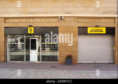 Viladecasn, SPANIEN - 24. JULI 2024: Blick auf ein Universitätsgeschäft für Optik und Audiologie in städtischer Umgebung tagsüber Stockfoto