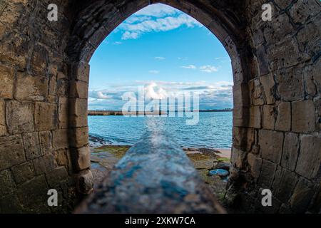 Hartlepool, atemberaubender Blick auf das Hartlepool Headland mit seinem historischen Leuchtturm, der zerklüfteten Küste und dem lebhaften Küstencharme. Stockfoto