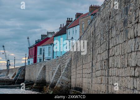 Hartlepool, atemberaubender Blick auf das Hartlepool Headland mit seinem historischen Leuchtturm, der zerklüfteten Küste und dem lebhaften Küstencharme. Stockfoto