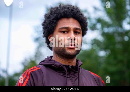 Rottach Egern, Deutschland. Juli 2024. Fußball: Bundesliga, Testspiele, FC Rottach-Egern - FC Bayern. Der Münchner Serge Gnabry geht zu den Fans. Quelle: David Inderlied/dpa/Alamy Live News Stockfoto