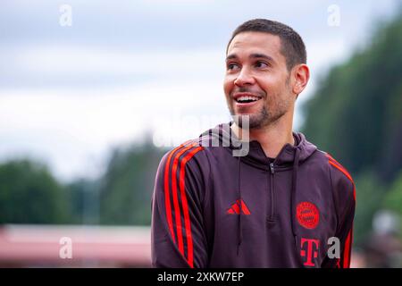 Rottach Egern, Deutschland. Juli 2024. Fußball: Bundesliga, Testspiele, FC Rottach-Egern - FC Bayern. Münchner Raphael Guerreiro geht zu den Fans. Quelle: David Inderlied/dpa/Alamy Live News Stockfoto