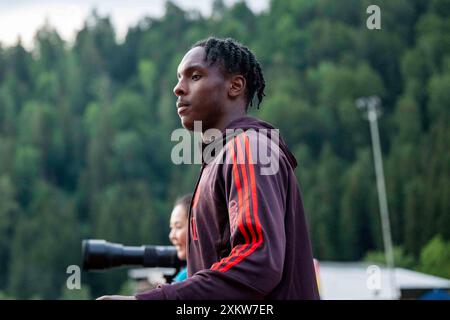 Rottach Egern, Deutschland. Juli 2024. Fußball: Bundesliga, Testspiele, FC Rottach-Egern - FC Bayern. Münchens Mathys Tel geht zu den Fans. Quelle: David Inderlied/dpa/Alamy Live News Stockfoto