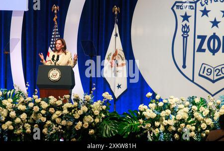 Indianapolis, USA. Juli 2024. INDIANAPOLIS, INDIANA - 24. JULI: Die Vizepräsidentin und Kandidatin der Demokratischen Partei Kamala Harris hält am 24. Juli 2024 in Indianapolis die Hauptredner bei der Grand Boulé von Zeta Phi Beta sorority, Inc. Indiana. US-Präsident Joe Biden gab am Sonntag bekannt, dass er aus dem Präsidentschaftswahlkampf 2024 ausscheidet, und unterstützte Harris. Quelle: Jeremy Hogan/Alamy Live News Stockfoto