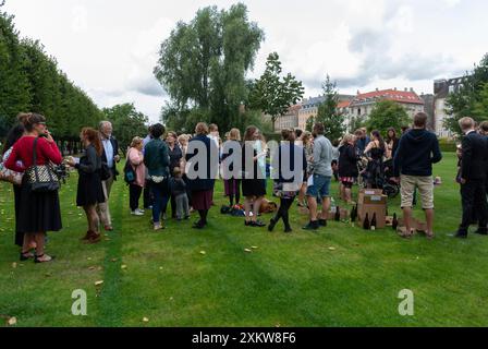 Kopenhagen, Dänemark, Große Menschenmengen, Die Getränke Teilen, Draußen, 'Kongens Have', Dänisch, Urban Garden Stockfoto