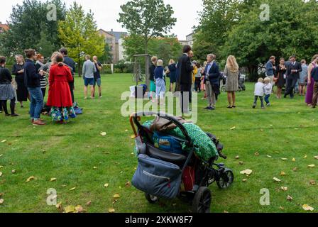 Kopenhagen, Dänemark, Große Menschenmengen, Die Getränke Teilen, Draußen, 'Kongens Have', Dänisch, Urban Garden Stockfoto