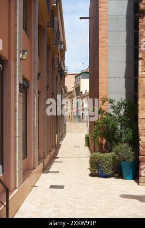 Viladecasn, SPANIEN - 24. JULI 2024: Blick auf den Fußweg torre del baro in Viladecans, mit Blick auf die moderne Architektur und das ruhige Ambiente der Stadt. Stockfoto