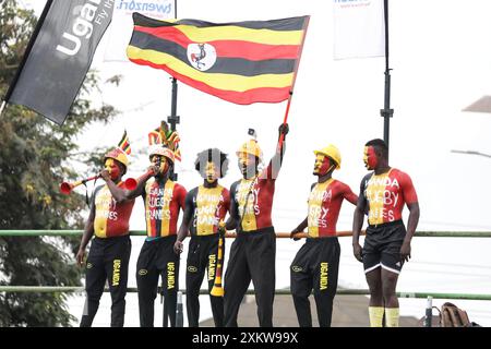 Kampala, Uganda. Juli 2024. Fans von Uganda jubeln das Team beim Halbfinale des Rugby Africa Cup 2024 zwischen Uganda und Burkina Faso im Mandela National Stadium in Kampala, Uganda, am 24. Juli 2024. Quelle: Hajarah Nalwadda/Xinhua/Alamy Live News Stockfoto