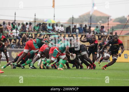 Kampala, Uganda. Juli 2024. Spieler beider Teams wetteifern um den Ball beim Halbfinale des Rugby Africa Cup 2024 zwischen Uganda und Burkina Faso im Mandela National Stadium in Kampala, Uganda, am 24. Juli 2024. Quelle: Hajarah Nalwadda/Xinhua/Alamy Live News Stockfoto