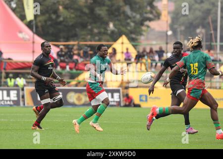 Kampala, Uganda. Juli 2024. Spieler beider Teams wetteifern um den Ball beim Halbfinale des Rugby Africa Cup 2024 zwischen Uganda und Burkina Faso im Mandela National Stadium in Kampala, Uganda, am 24. Juli 2024. Quelle: Hajarah Nalwadda/Xinhua/Alamy Live News Stockfoto