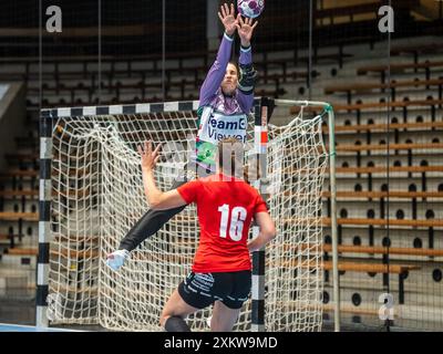 Petra Hlogyik (frisch auf Frauen, #72) faengt einen Wurf ab, frisch auf Goeppingen vs. TG Nuertingen, Handball, Frauen, Testspiel, 24.07.2024 EIBNER/Michael Schmidt Stockfoto