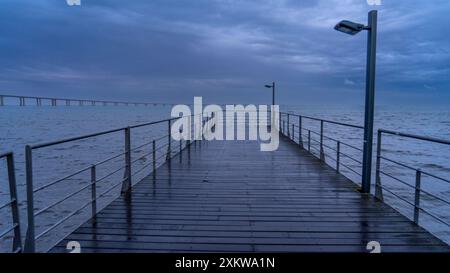 Fußgängerzone bei regnerischem Tag mit Vasco da Gama-Brücke im Parque das Nacos in Lissabon Stockfoto