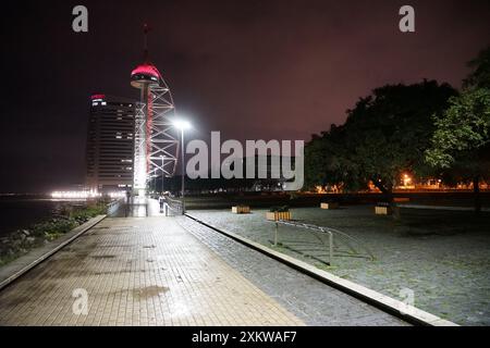 Fußgängerzone bei regnerischem Tag mit Vasco da Gama-Brücke im Parque das Nacos in Lissabon Stockfoto