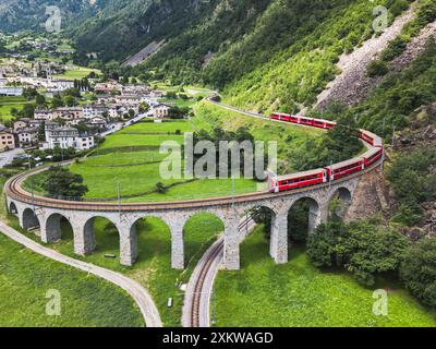 Aus der Vogelperspektive eines Bernina Express-Zuges, der das Brusio-Spiralviadukt der Rhätischen Bahn im Kanton Graubünden überquert Stockfoto