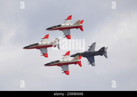 Die Midnight Hawks des finnischen Air Force Aerobatic Teams zeigen sich bei der Royal International Air Tattoo 2024 im RAF Fairford. Stockfoto