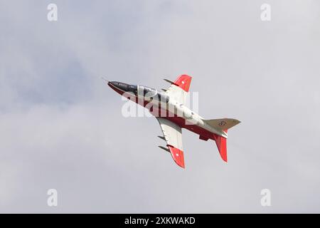 Die Midnight Hawks des finnischen Air Force Aerobatic Teams zeigen sich bei der Royal International Air Tattoo 2024 im RAF Fairford. Stockfoto