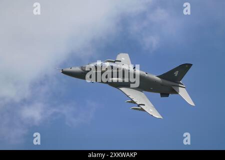 Die Midnight Hawks des finnischen Air Force Aerobatic Teams zeigen sich bei der Royal International Air Tattoo 2024 im RAF Fairford. Stockfoto