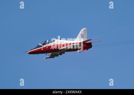 Die Midnight Hawks des finnischen Air Force Aerobatic Teams zeigen sich bei der Royal International Air Tattoo 2024 im RAF Fairford. Stockfoto