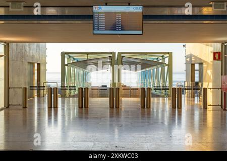 Passagierausgangsbereich mit Beschilderung an der Station Terreiro do Pac in Lissabon-Portugal. Stockfoto