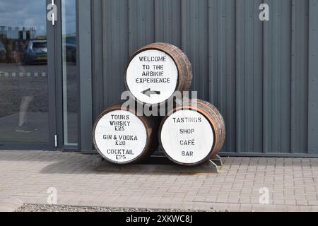 Schilder auf Fässern begrüßen Besucher im Arbikie Experience Café und Besucherzentrum in der Arbikie Distillery in der Nähe von Montrose in Angus, Schottland. Stockfoto