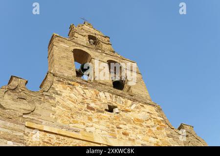 Ein Blick aus der Nähe auf den Glockenturm der Basilika unserer Lieben Frau von Fatima in Portugal, mit verwittertem Steinwerk und komplizierter Architektur aga Stockfoto